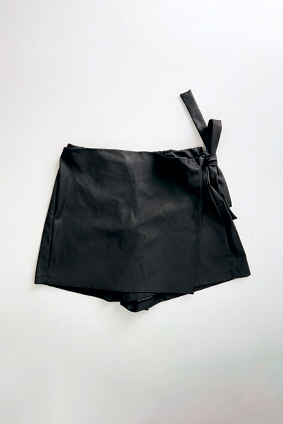 Falda-short Efecto Piel con Lazo Lateral