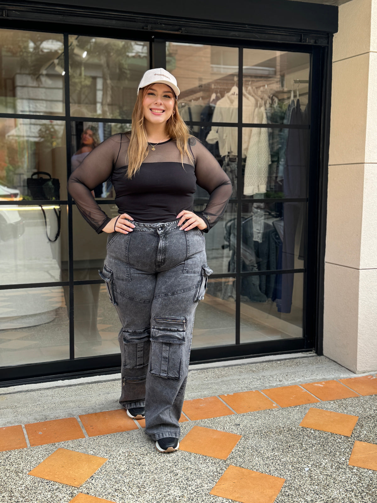 Blusa con escote en transparencia negro