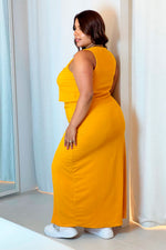 Conjunto falda y chaleco con abertura frontal mostaza