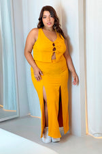 Conjunto falda y chaleco con abertura frontal mostaza