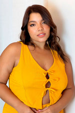 Conjunto falda y chaleco con abertura frontal mostaza