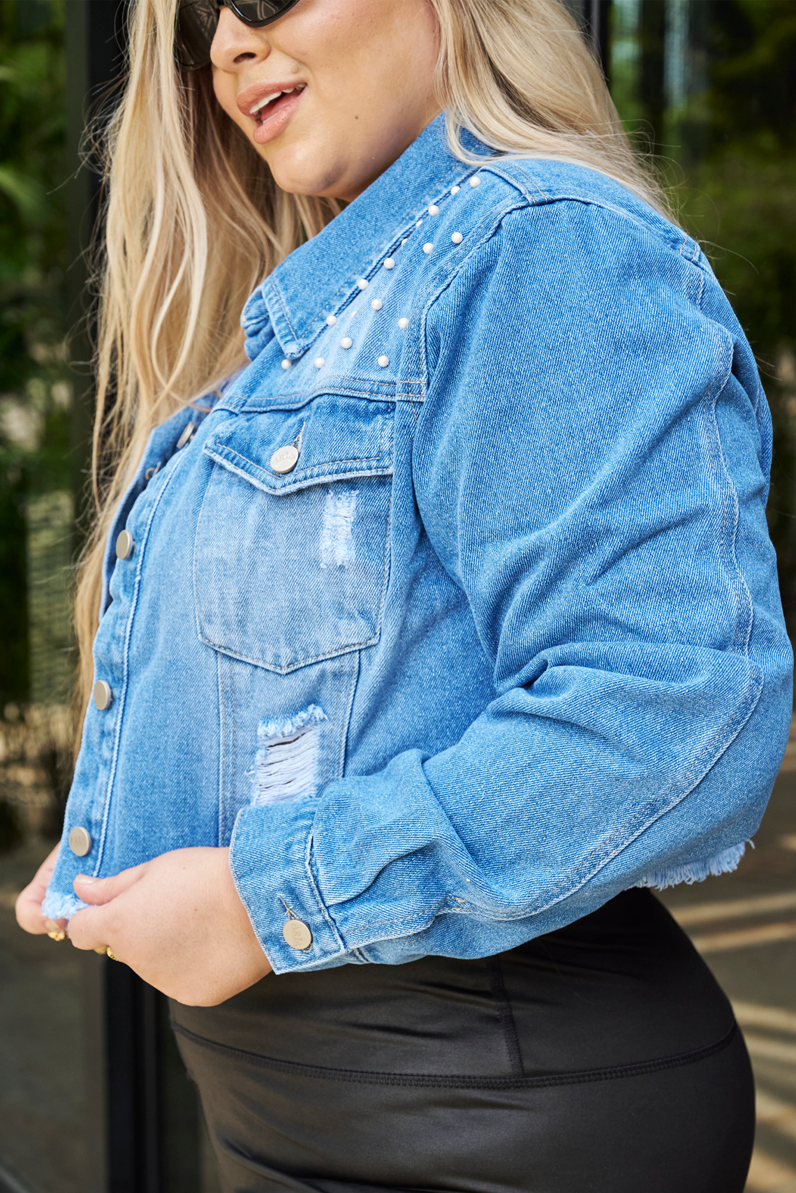 Chaqueta Denim Crop con Aplicaciones de Perlas