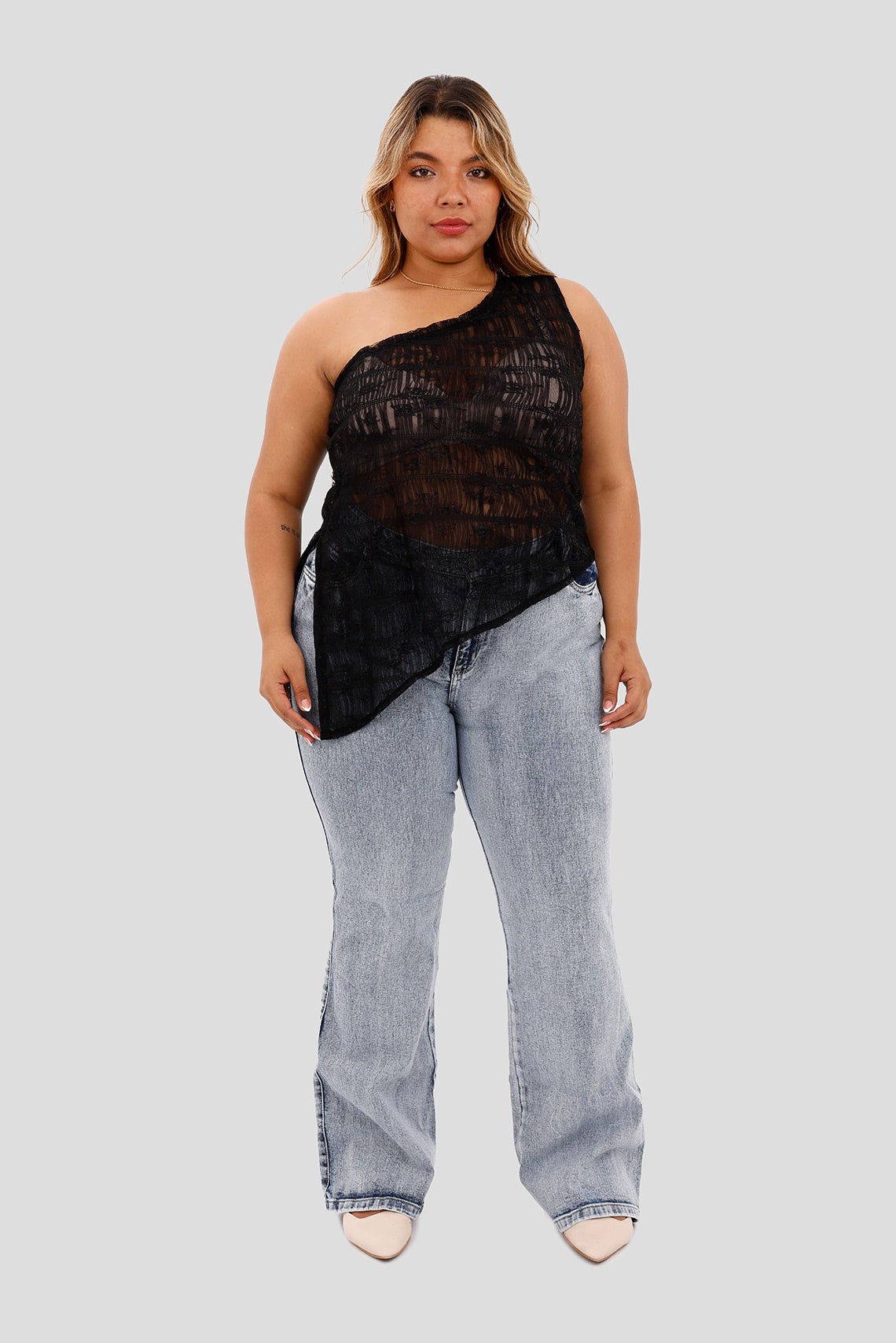 Blusa plus de un solo hombro negro