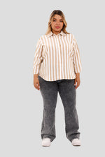 Camisa plus con rayas verticales camel