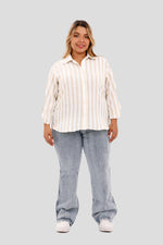 Camisa plus con rayas verticales arena