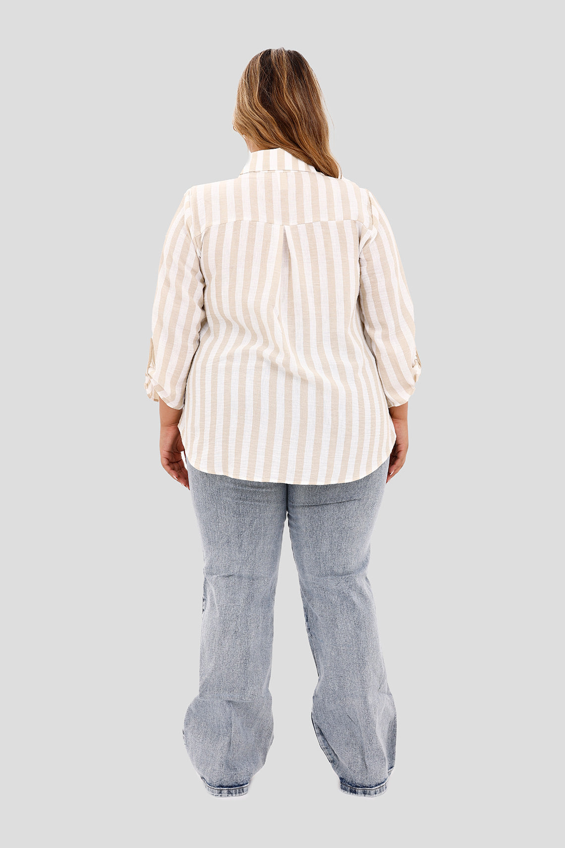 Camisa plus con rayas verticales arena