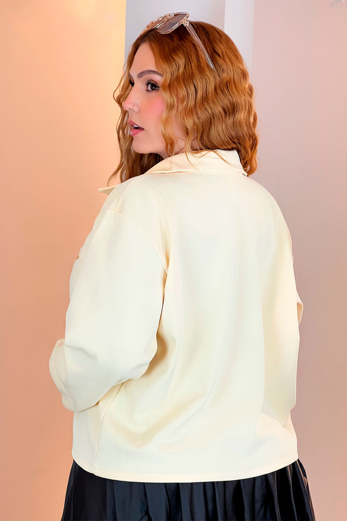 Chaqueta corta con bolsillos amarilla, manga larga y cuello camisero - Womenal