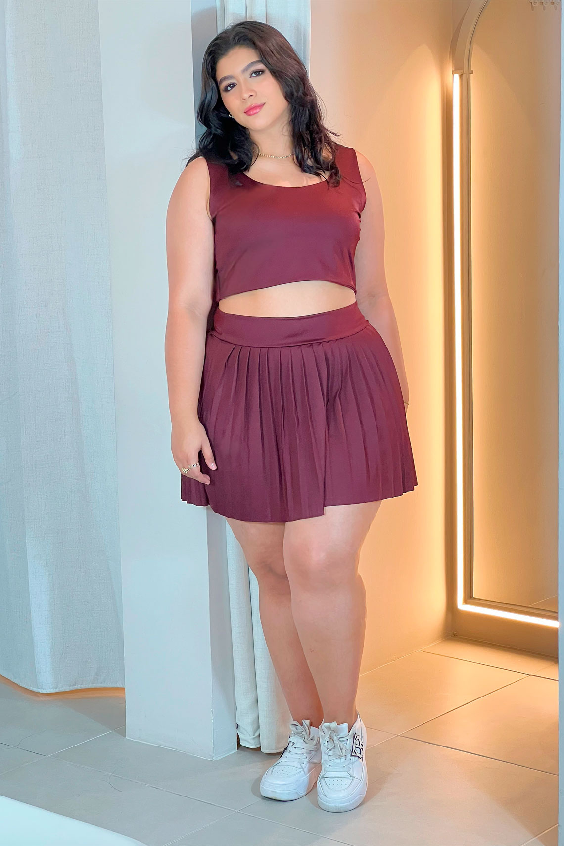 Set deportivo falda plisada vino