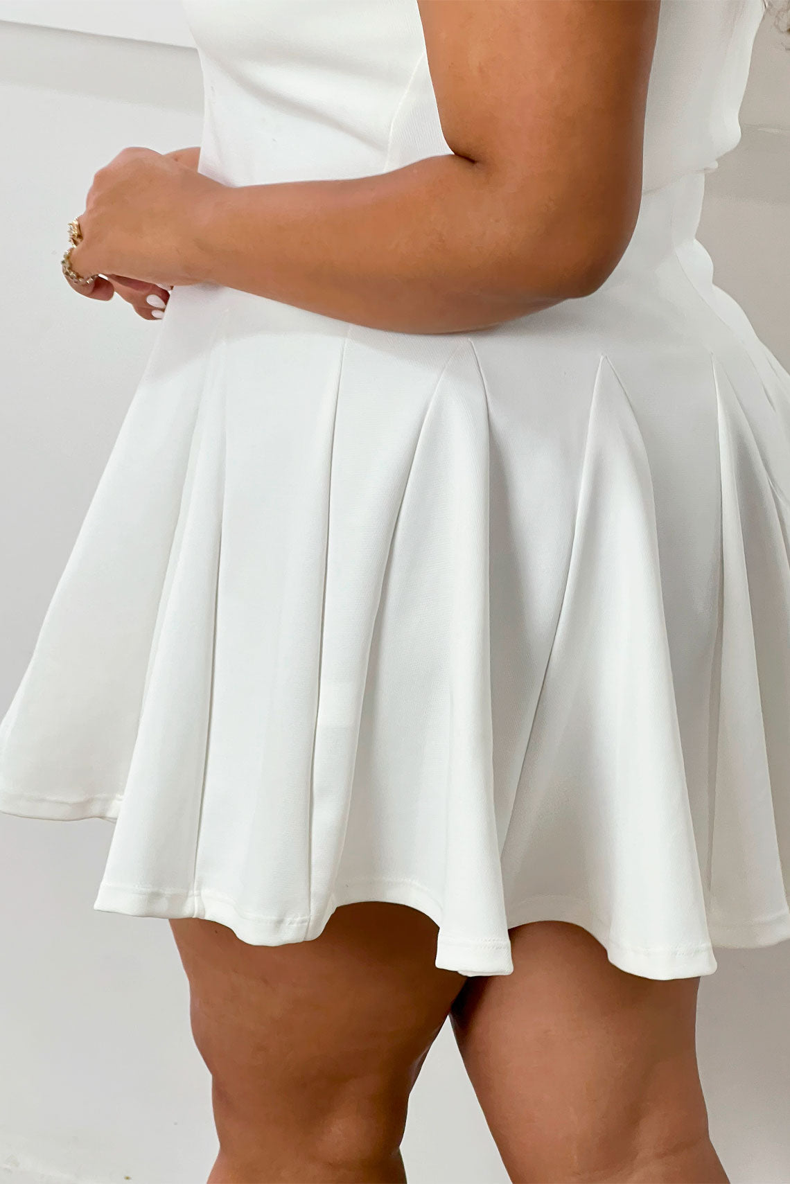 Vestido con cordones en cuello beige