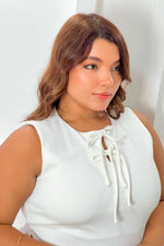 Vestido con cordones en cuello beige