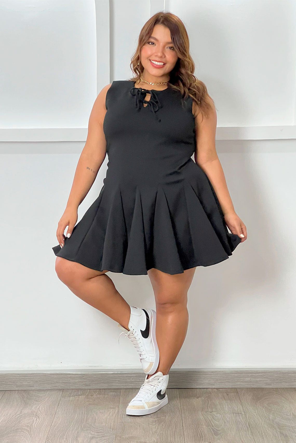 Vestido con cordones en cuello negro