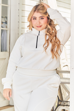 Buso deportivo de cuello alto con media cremallera en color crema