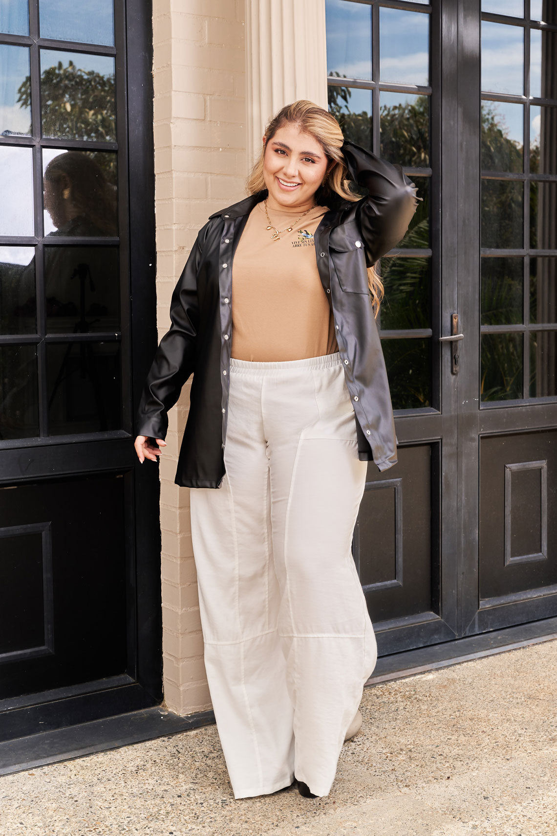 Pantalón silueta amplia con cortes frontales beige