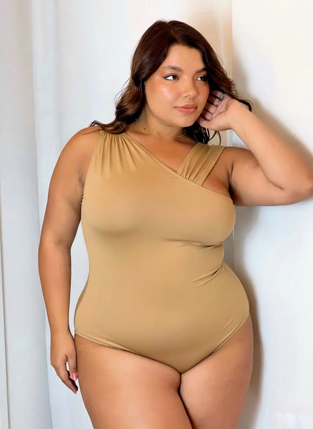 body con escote diagonal Camel