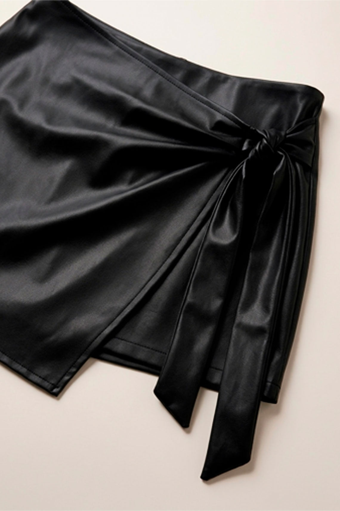 Falda-short Efecto Piel con Lazo Lateral