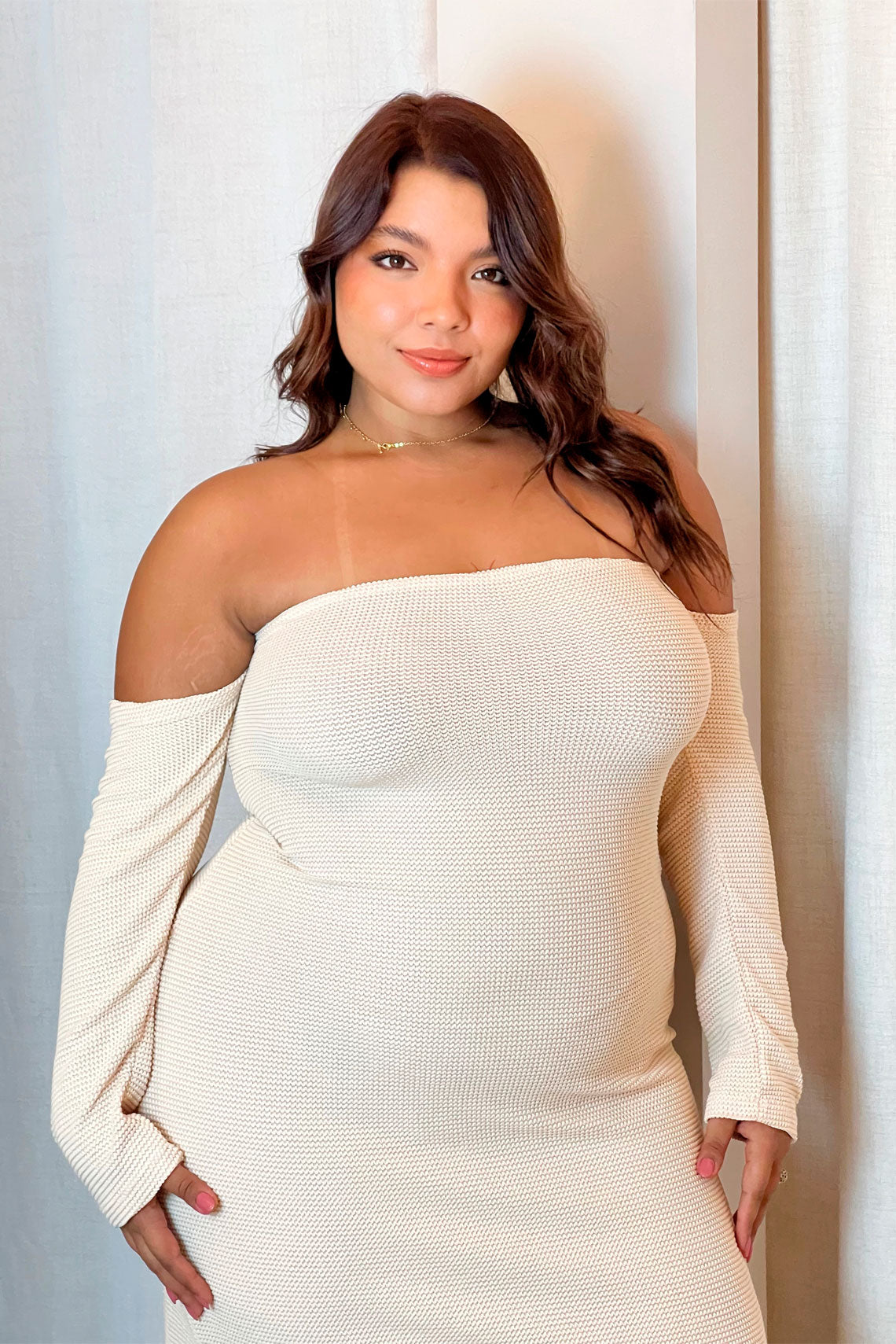 Vestido midi strapless manga larga beige