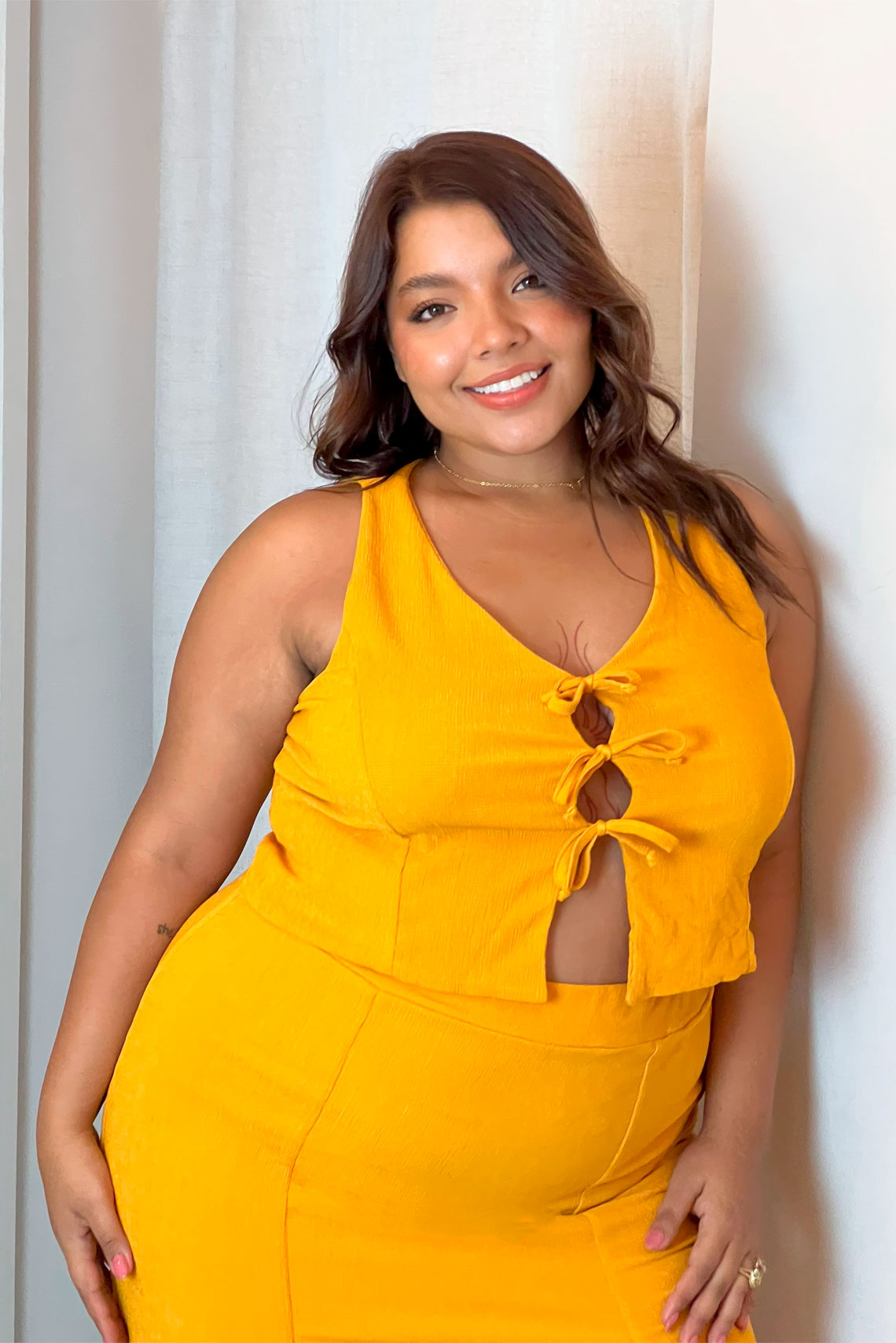 Conjunto falda y chaleco con abertura frontal mostaza