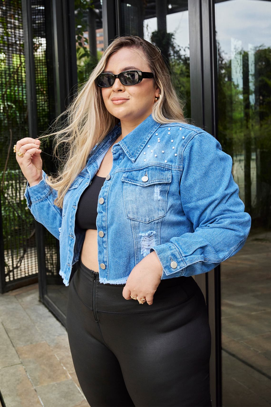 Chaqueta Denim Crop con Aplicaciones de Perlas