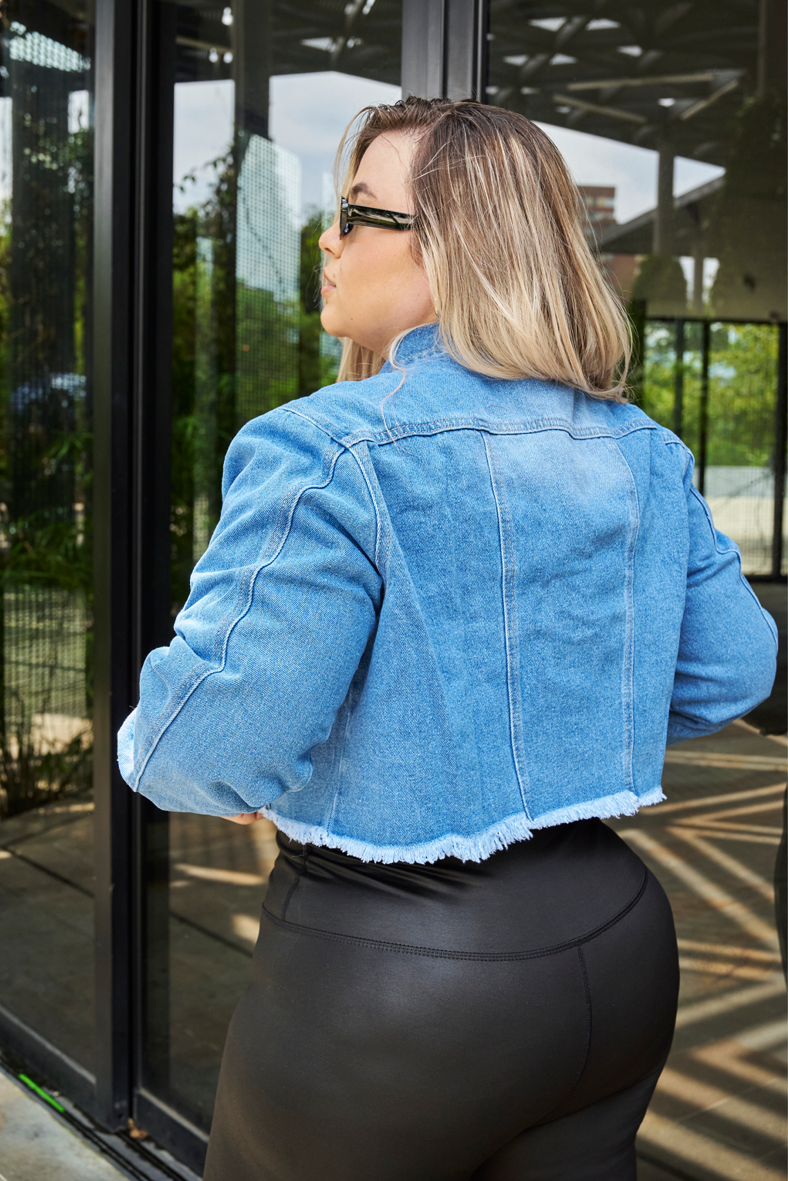 Chaqueta Denim Crop con Aplicaciones de Perlas
