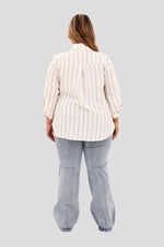 Camisa plus con rayas verticales arena