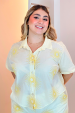 Set de dos piezas con blusa en tela tejida y shorts amarillo
