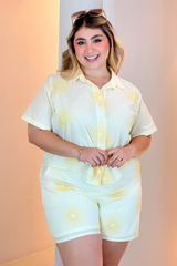 Set de dos piezas con blusa en tela tejida y shorts amarillo