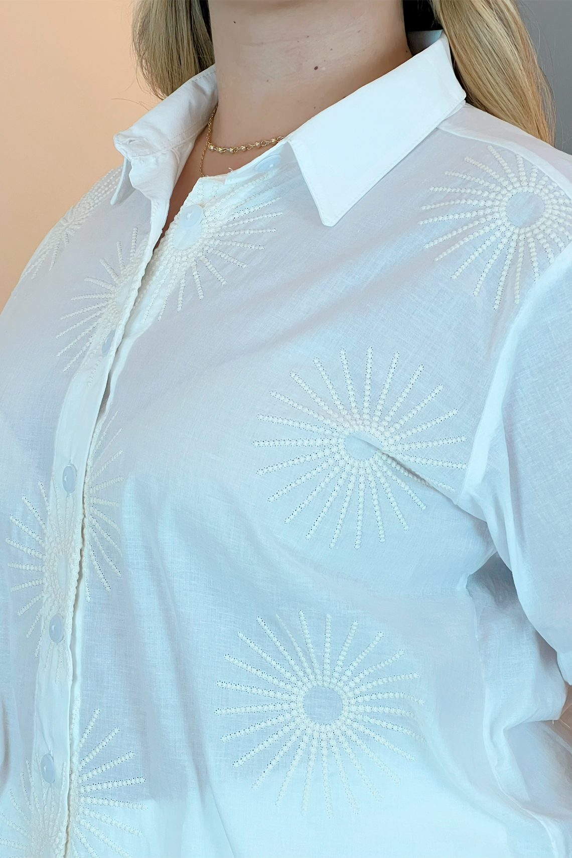 Set de dos piezas con blusa en tela tejida y shorts Blanco