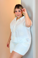 Set de dos piezas con blusa en tela tejida y shorts Blanco