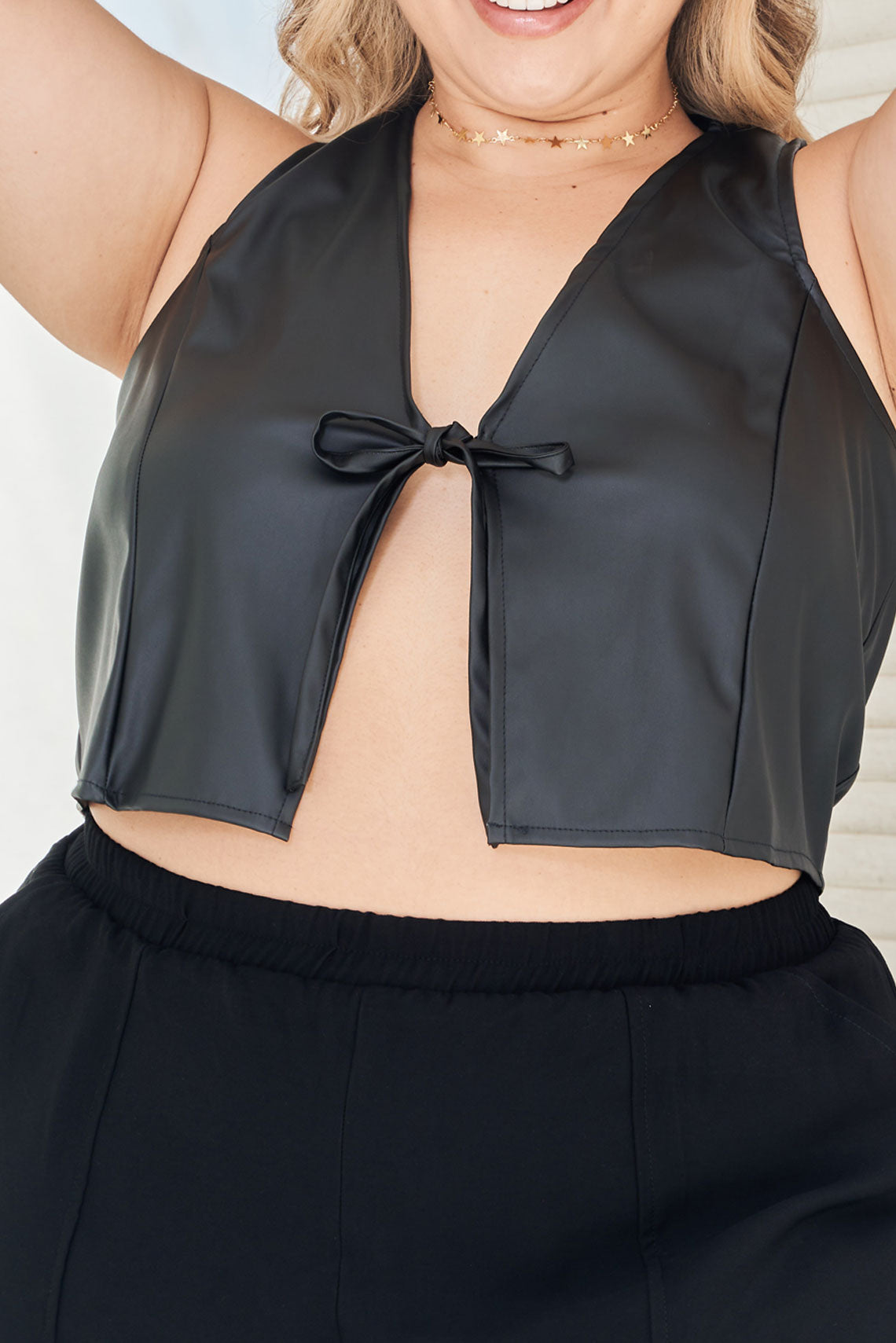 Chaleco Efecto Piel con Amarre Frontal