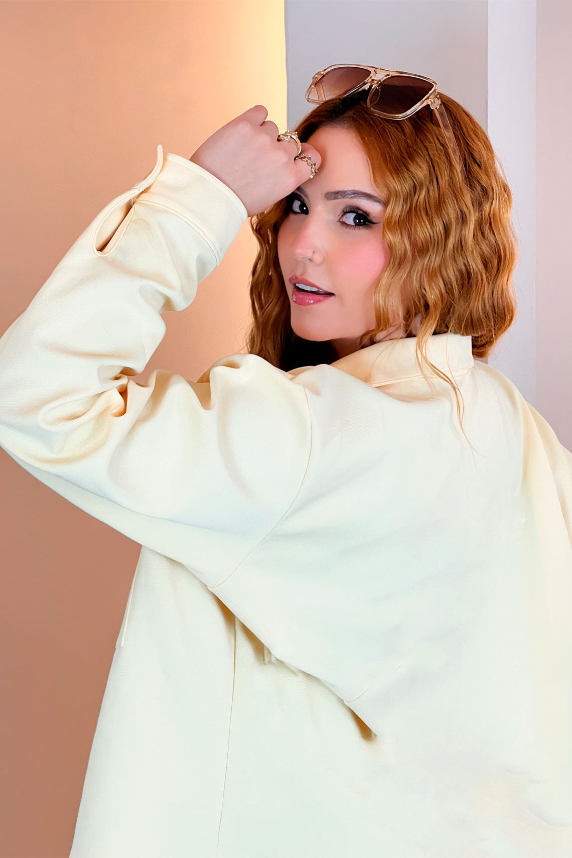 Chaqueta corta con bolsillos amarilla, manga larga y cuello camisero - Womenal