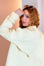 Chaqueta corta con bolsillos amarilla, manga larga y cuello camisero - Womenal