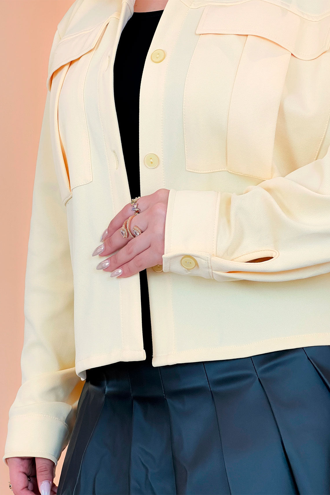 Chaqueta corta con bolsillos amarilla, manga larga y cuello camisero - Womenal