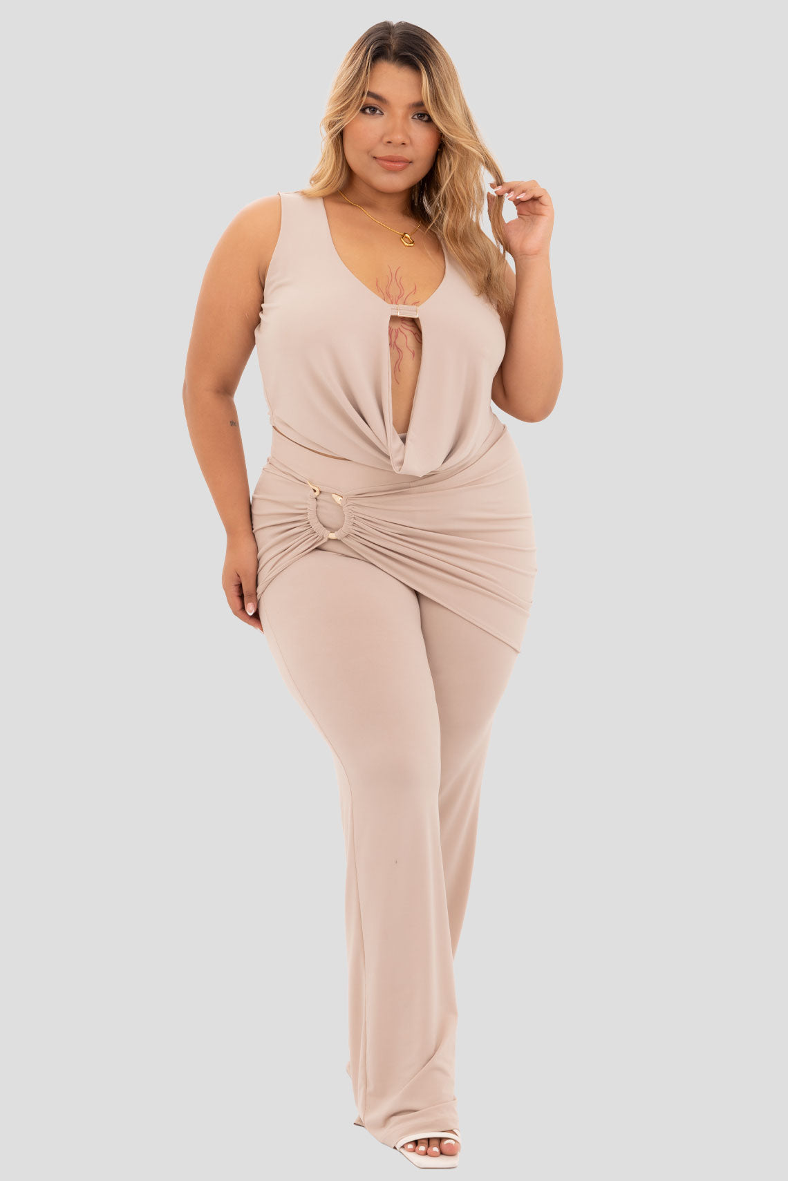 Set drapeado, pantalon y top Camel