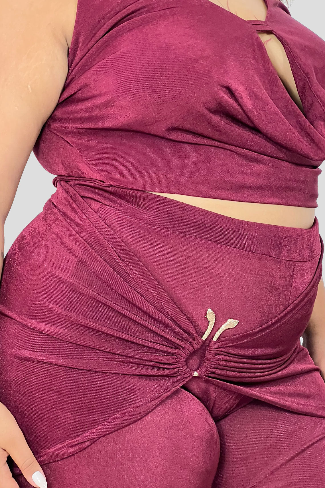 Set drapeado, pantalon y top Vinotinto