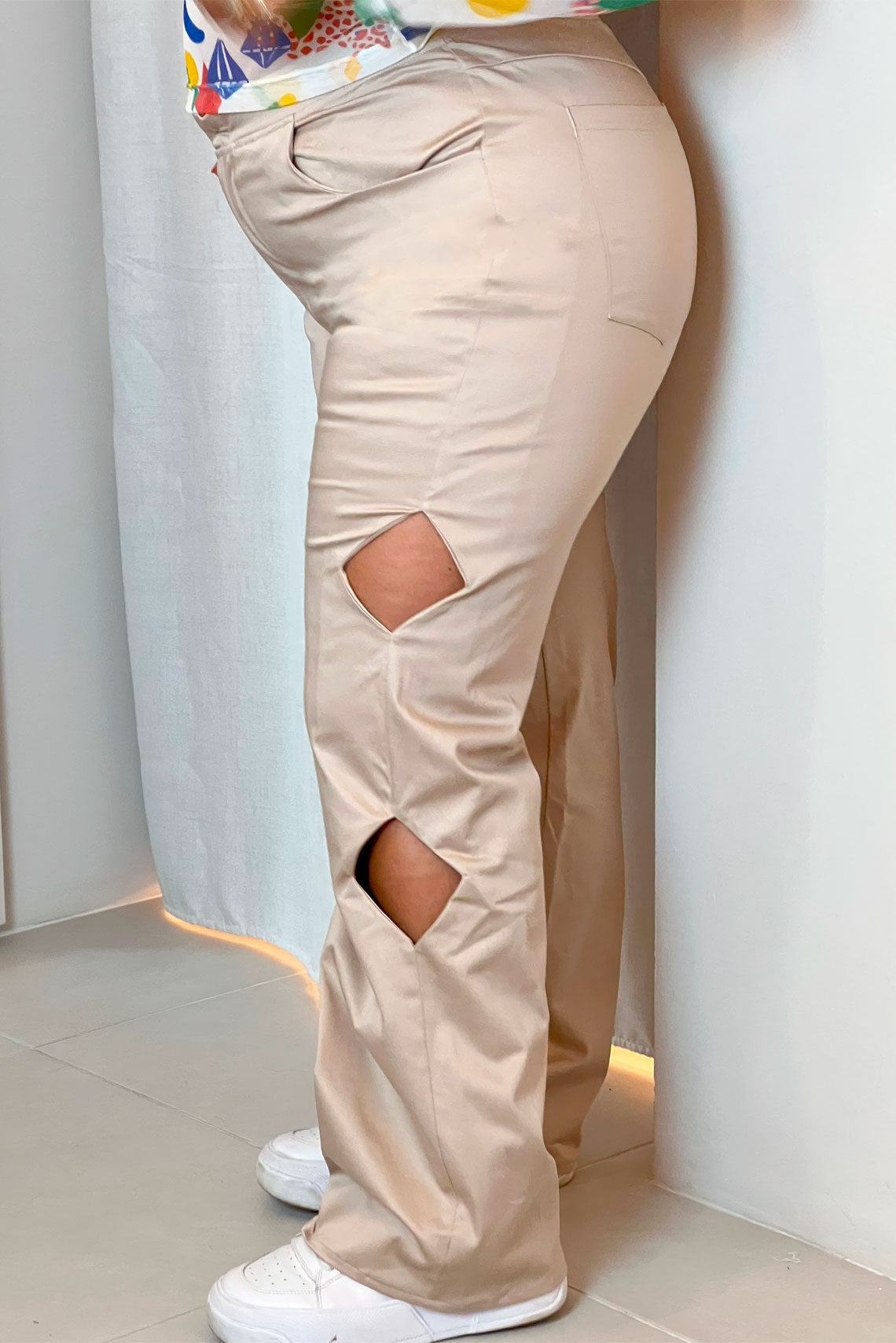 Pantalon con aberturas camel