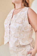 Set de dos piezas bordado con chaleco y falda cruzada camel