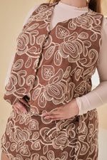 Set de dos piezas bordado con chaleco y falda cruzada café