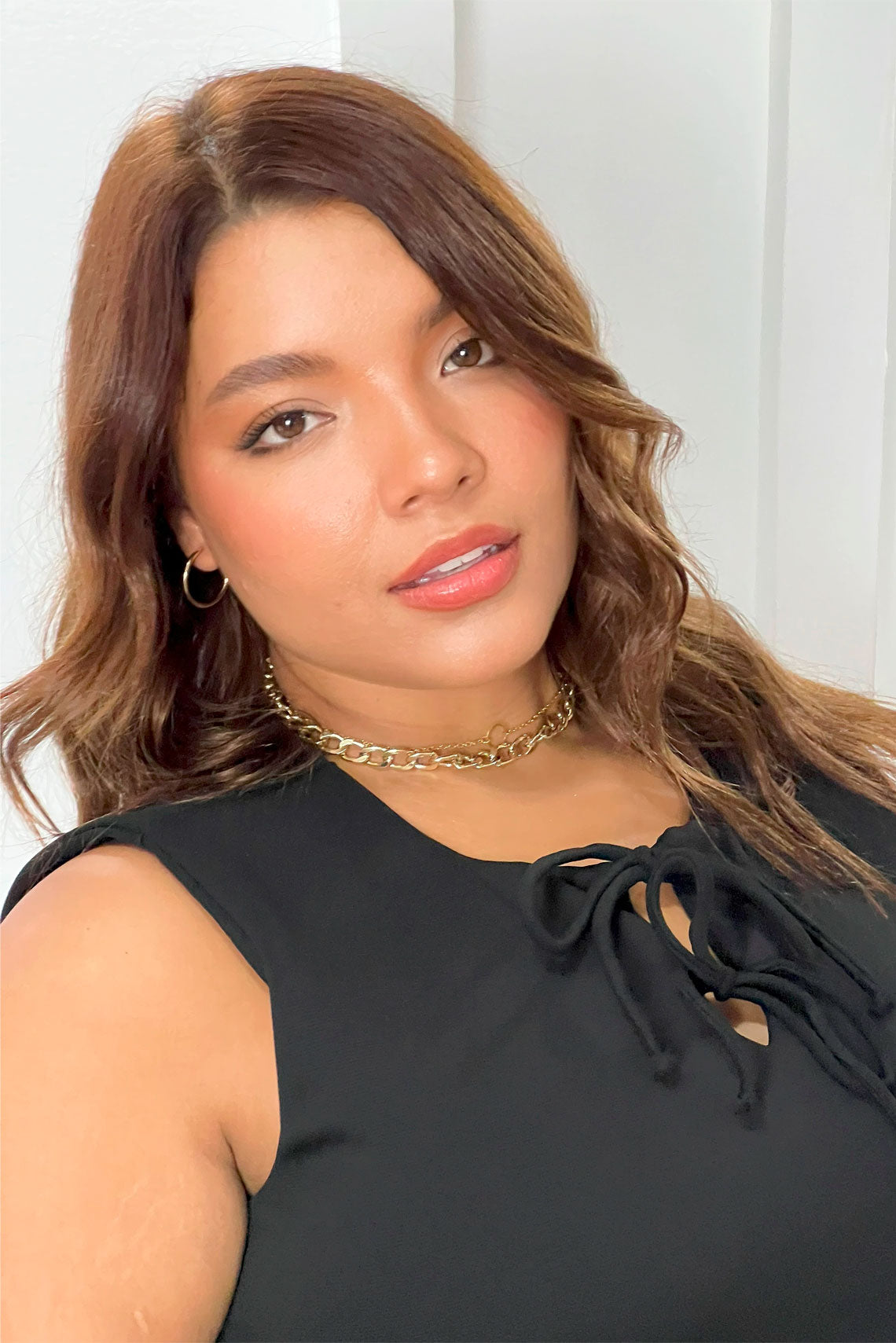 Vestido con cordones en cuello negro