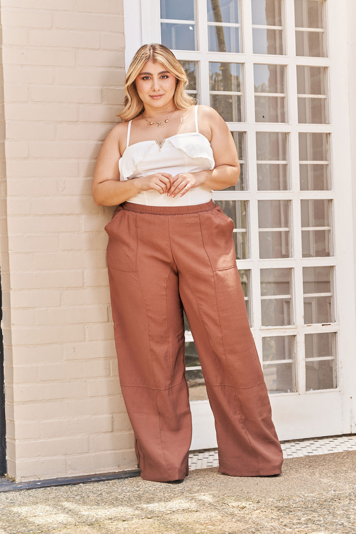 Pantalón silueta amplia con cortes frontales cafe