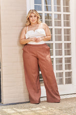 Pantalón silueta amplia con cortes frontales cafe