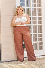 Pantalón silueta amplia con cortes frontales cafe